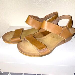 Clark’s Tan Wedge Sandals 11M